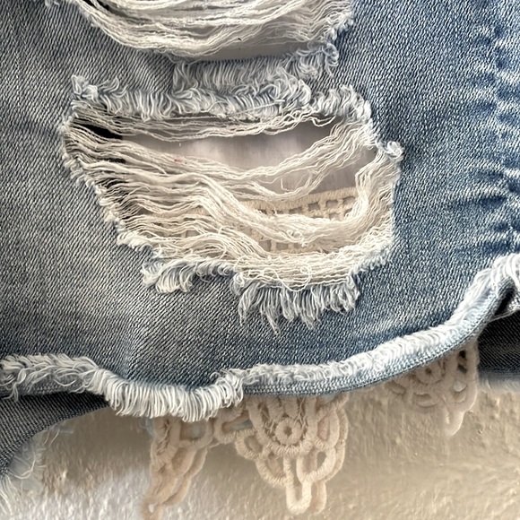 Tinseltown Distressed Jean Short Shorts Junior’s Size 7 - Picture 4 of 4